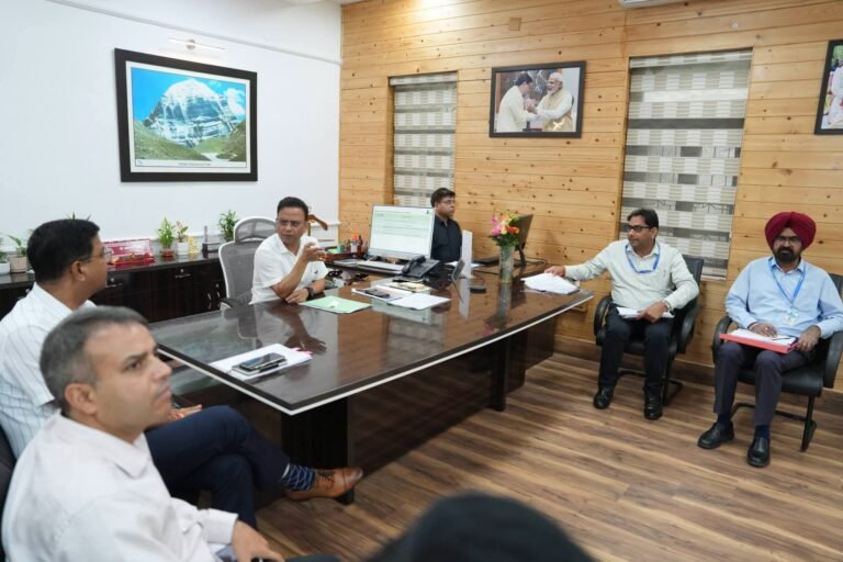 चारधाम परियोजना पर सरकार सख्त, समयसीमा में काम पूरा करने का अल्टीमेटम