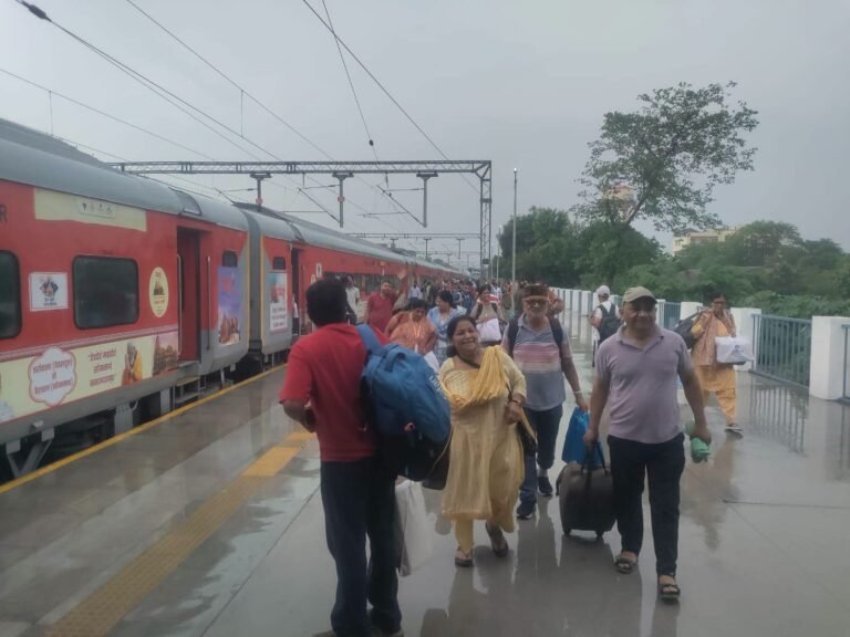 सोमनाथ स्वाभिमान पर्व यात्रा से हर्रावाला रेलवे स्टेशन पहुंचे श्रद्धालुओं का गर्मजोशी से स्वागत,