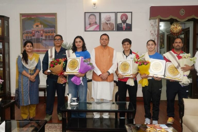 उत्तराखंड की बेटियों का अंतरराष्ट्रीय मुक्केबाजी में दम, धामी ने किया सम्मानित