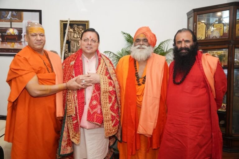 मुख्यमंत्री धामी से अखाड़ा परिषद पदाधिकारियों की शिष्टाचार भेंट