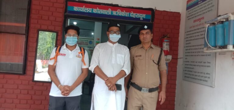 हाइवे चौड़ीकरण में पेड़ों से लिपटकर कटान रोकने का किया प्रयास, दो प्रदर्शनकारी गिरफ्तार