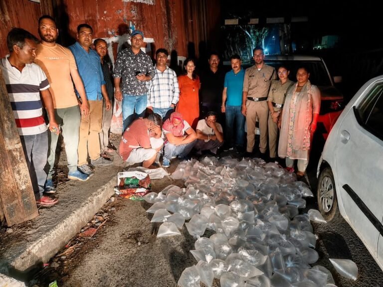 तस्करों की कार पर आबकारी का छापा, 240 लीटर शराब बरामद