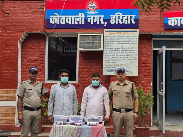फर्जी डेबिट कार्ड से 50 लाख की सेंध, महिला समेत तीन गिरफ्तार