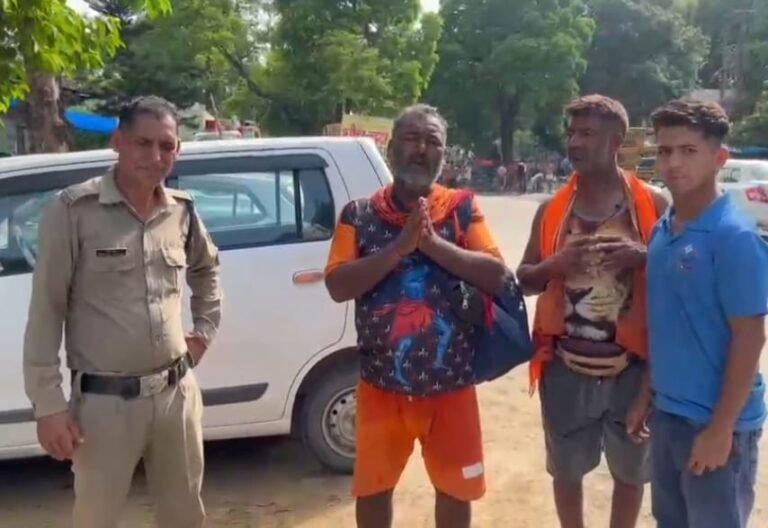 सड़क हादसे में खंडित हुआ गंगाजल, पुलिस की सूझबूझ से टला विवाद