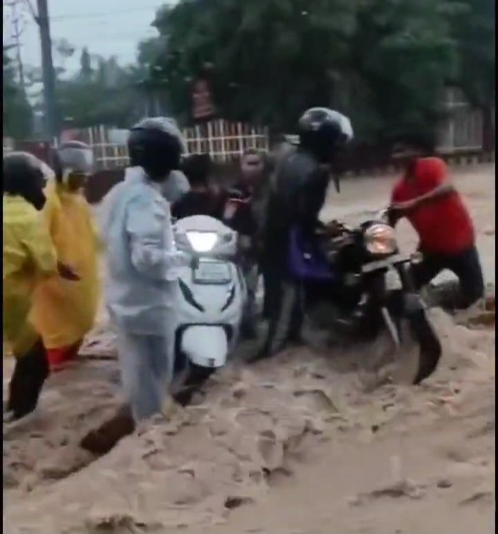 बारिश में डूबा स्मार्ट सिटी का दावा, जलभराव और जाम से बेहाल देहरादून, देखें वीडियो