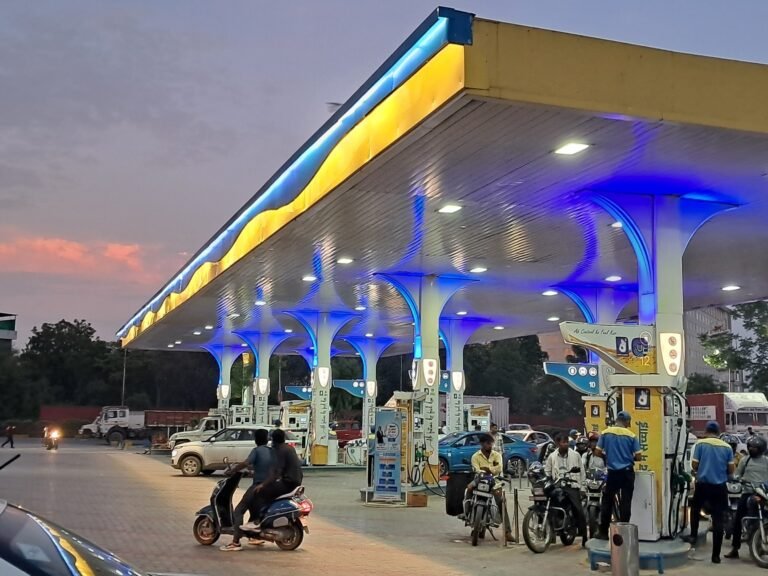 राहत भरा सोमवार: कच्चे तेल में बड़ी गिरावट, पेट्रोल-डीजल, LPG और CNG के दाम नहीं बदले