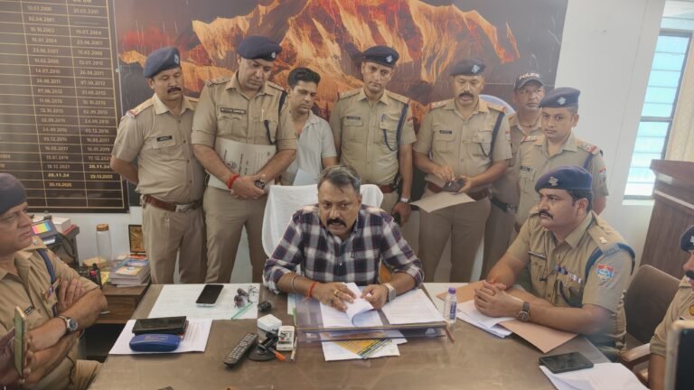 35 एटीएम, 14 पासबुक और 18 मोबाइल लेकर घूम रहा था साइबर गैंग, पांच गिरफ्तार