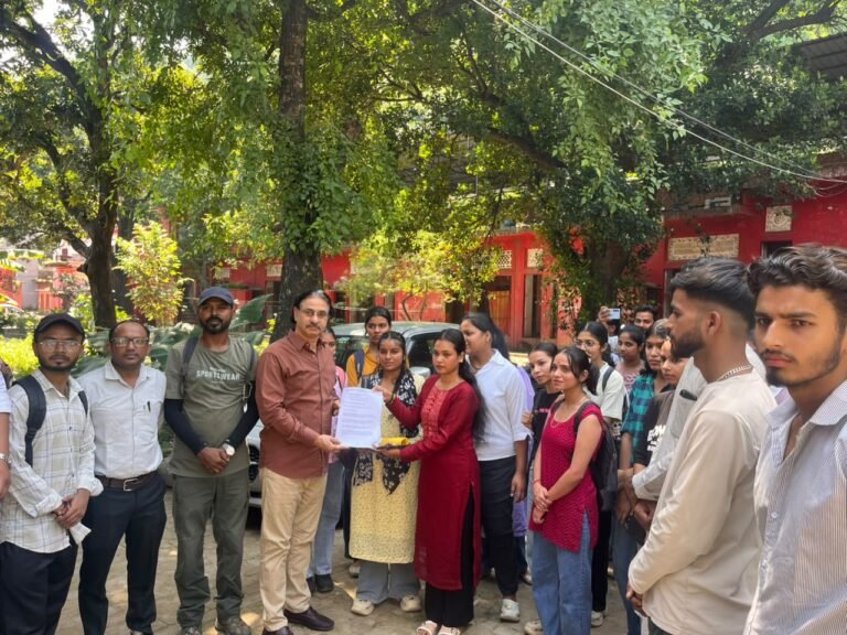 ‘पहले कॉलेज संभालो, फिर परीक्षा कराओ’… 11 मांगों के साथ छात्रों का बड़ा प्रदर्शन