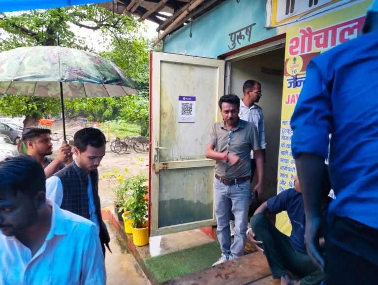 रोड़ी बेलवाला में नगर निगम का डंडा, अव्यवस्था पर शौचालय सील