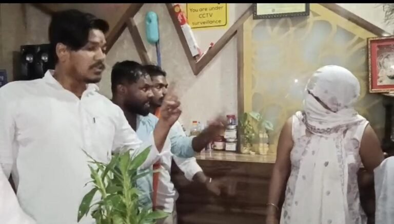 पेंटागन मॉल स्पा सेंटरों पर देह व्यापार के आरोप, बजरंग दल ने किया हंगामा