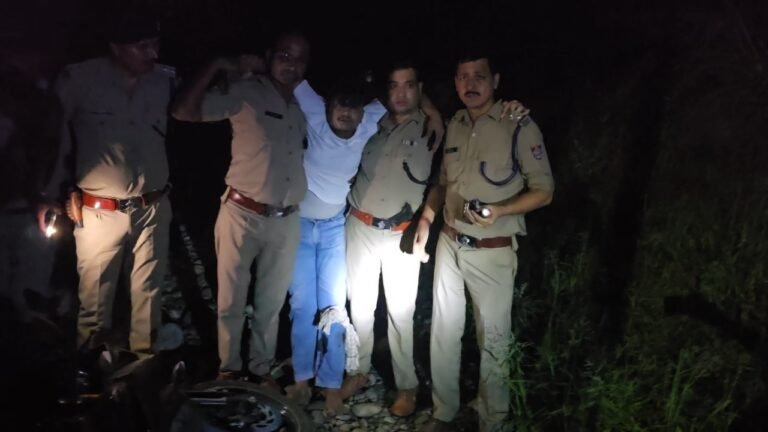 चेकिंग के दौरान बदमाशों से पुलिस की मुठभेड़, पैर में गोली लगने के बाद चेन लूट का आरोपी गिरफ्तार